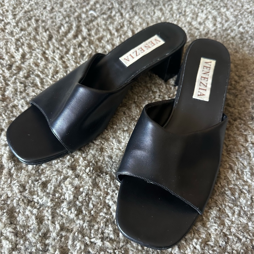Venezia Black Mules Minimalist Leather Design
